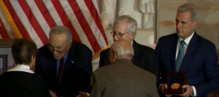 1/6-police-refuse-to-shake-hands-with-mcconnell-and-mccarthy-at-congressional-gold-medal-ceremony