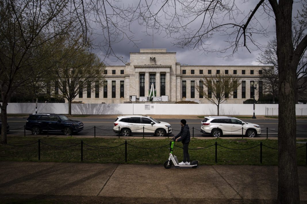 cash-strapped-banks-borrowed-$300-billion-from-the-fed’s-emergency-fund-over-the-past-week-amid-the-global-financial-turmoil