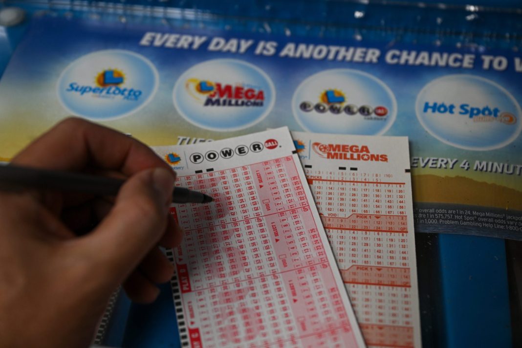 powerball-lottery-ticket-sales-soar-as-jackpot-reaches-$900-million—among-the-largest-in-us.-history